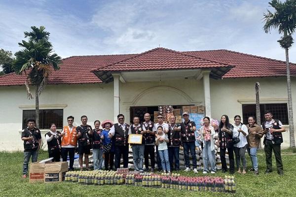 柬埔寨台湾客家联谊会孤儿院献爱心