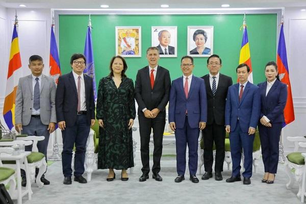 柬埔寨环境部长英速帕烈会见法国代表团
