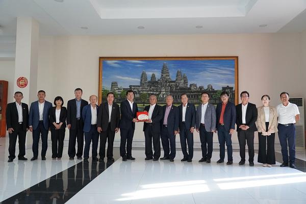 沈阳职业技术学院考察团拜访柬华理事总会