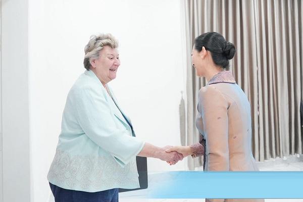 柬埔寨与英国加强经贸合作