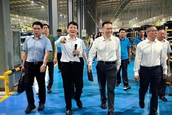 中国商务部领导参观通用柬埔寨工厂