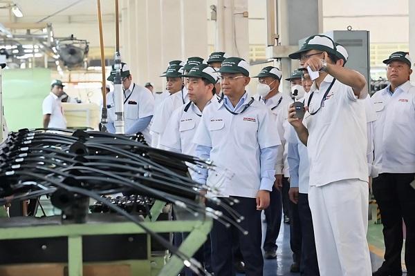 韩万迪走访柬埔寨本田摩托车工厂
