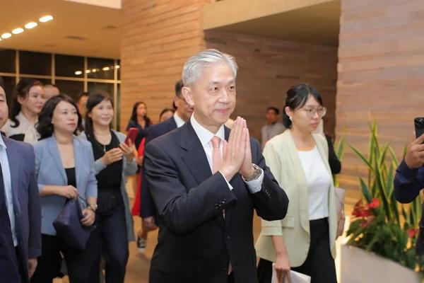 汪文斌正式履任中国驻柬埔寨大使