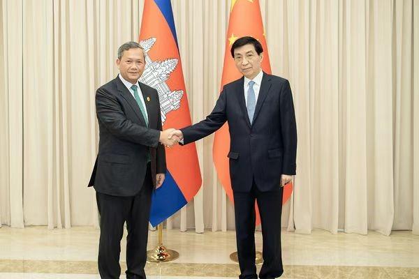 王沪宁会见柬埔寨首相洪玛奈