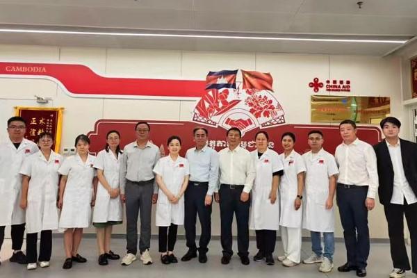 柬中商会节前慰问援柬中医医疗队