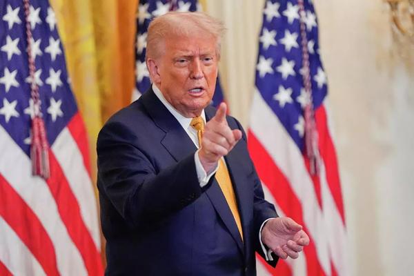 特朗普宣布对中国加征100%关税