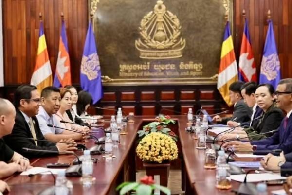 洪尊那隆副总理会见代表团，共商中柬教育技术合作