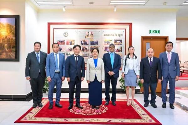 柬央行行长与哈达银行股东代表会面