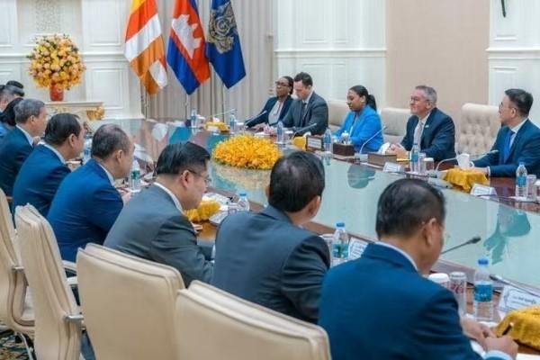 洪玛耐总理会见美国助理国务卿