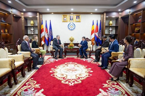 柬埔寨与加固拿大两国深化多元化专业人才培养机制