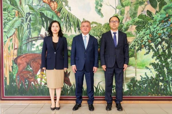 中柬使馆官员履新交接，共商产业合作新方向